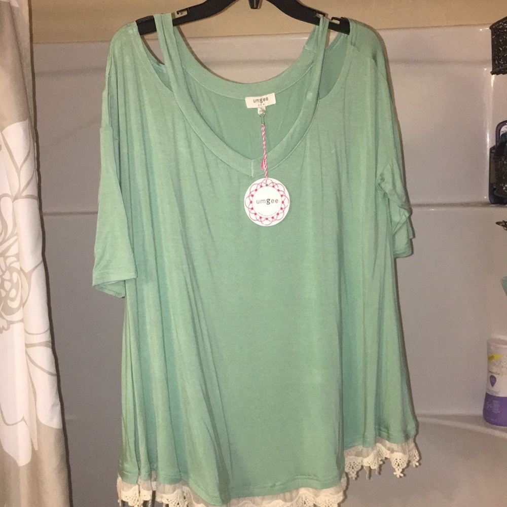 Umgee brand new mint color/lace top.